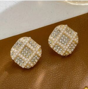 Chic Gold and Pearl Stud Earrings